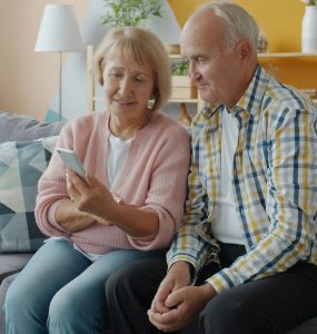 Oldercouplecellphone